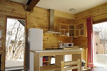 Chalet Cigales 2 - keuken met koelkast en magnetron